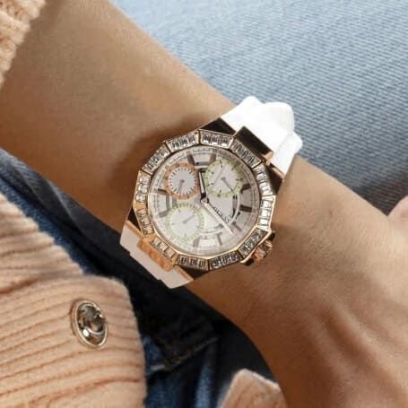 часы Guess GW0695L3 на руке