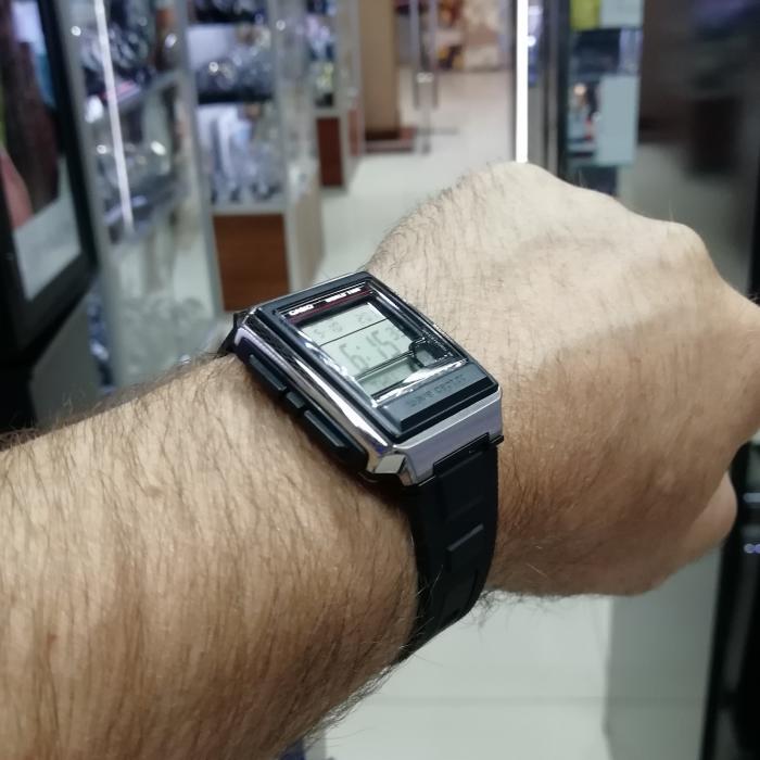 WV-59E-1A yна руке