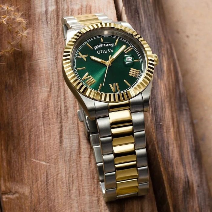 Guess GW0308L5 на столе